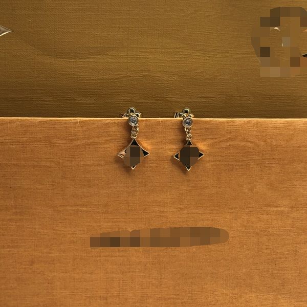 lady fashion earring stud designer heart shape hoop and v letter sign luxury earrings high end jewelry for woman multiple optional e-095, Golden;silver
lady fashion earring stud designer heart shape hoop and v letter sign luxury earrings high end jewelry for woman multiple optional e-095, Golden;silver
