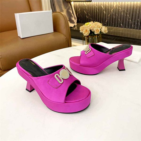 fashion sandals 2023 medusa the latest style comfortable soft men and women flat bottom letter logo summer casual slippers 02-03, Black
fashion sandals 2023 medusa the latest style comfortable soft men and women flat bottom letter logo summer casual slippers 02-03, Black