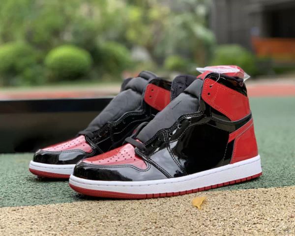 2023 2021 news jumpman 1 high og bred patent basketball shoes black varsity red white outdoor running trainers sneakers ship with box
2023 2021 news jumpman 1 high og bred patent basketball shoes black varsity red white outdoor running trainers sneakers ship with box