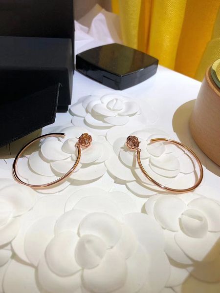 luxury c brand designer hoop huggie earrings stud sweet rose flower big circle earring earings ear rings with diamond wedding jewelry, Golden;silver
luxury c brand designer hoop huggie earrings stud sweet rose flower big circle earring earings ear rings with diamond wedding jewelry, Golden;silver