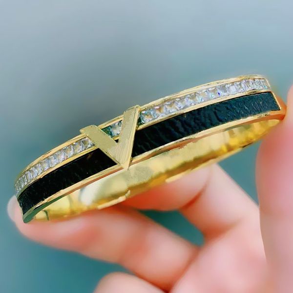 classic fashion bangle letter v leather titanium steel designer for women men luxury jewlery gifts woman girl gold silver rose gold wholesal, Black
classic fashion bangle letter v leather titanium steel designer for women men luxury jewlery gifts woman girl gold silver rose gold wholesal, Black