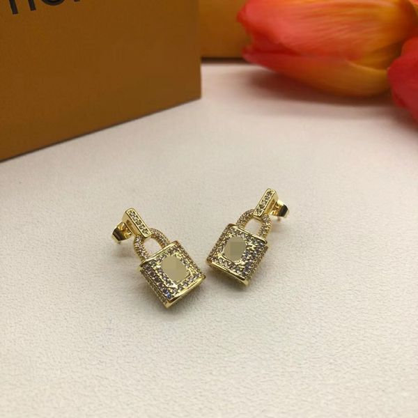 lady fashion earring stud designer heart shape hoop and v letter sign luxury earrings high end jewelry for woman multiple optional e-099, Golden;silver
lady fashion earring stud designer heart shape hoop and v letter sign luxury earrings high end jewelry for woman multiple optional e-099, Golden;silver