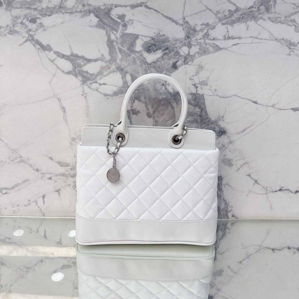 classic luxury tote bag leather quilted diamond lattice gold tone metal diagonal shoulder chain womens outdoor portable large capacity luxur
classic luxury tote bag leather quilted diamond lattice gold tone metal diagonal shoulder chain womens outdoor portable large capacity luxur