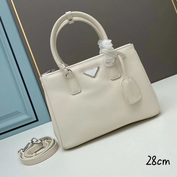 designer luxury fashion bag women's handbag crossbody bag slit large capacity versatile handbag multi-color fashion bag squint wallet b
designer luxury fashion bag women's handbag crossbody bag slit large capacity versatile handbag multi-color fashion bag squint wallet b