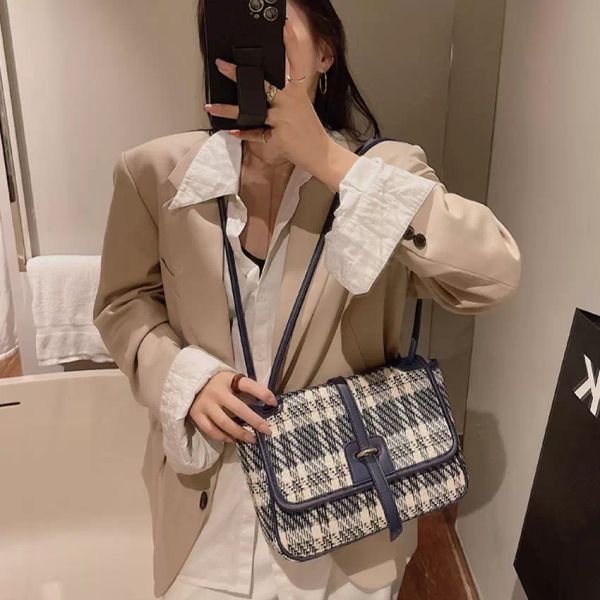 hbp fashion design tote wandering bag women's 2021 new high-end retro plaid large-capacity one-shoulder messenger bags, Black;red
hbp fashion design tote wandering bag women's 2021 new high-end retro plaid large-capacity one-shoulder messenger bags, Black;red