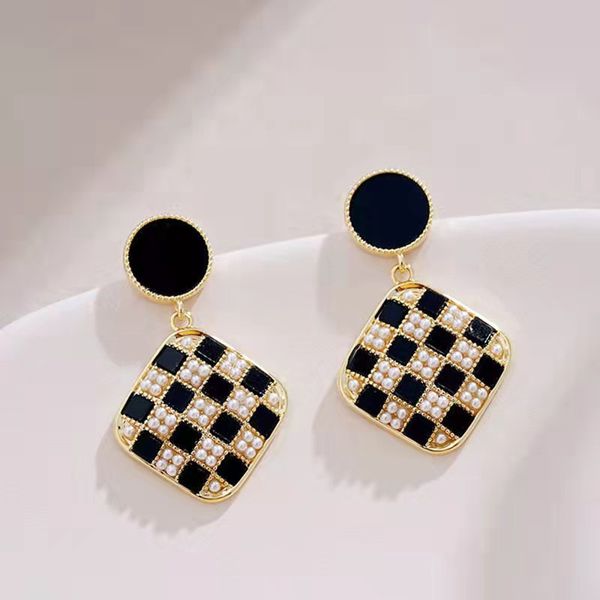 high-grade black and white checkerboard earrings, small design, oil drop earrings, retro temperament, pearl geometric earrings wholesale, Golden
high-grade black and white checkerboard earrings, small design, oil drop earrings, retro temperament, pearl geometric earrings wholesale, Golden