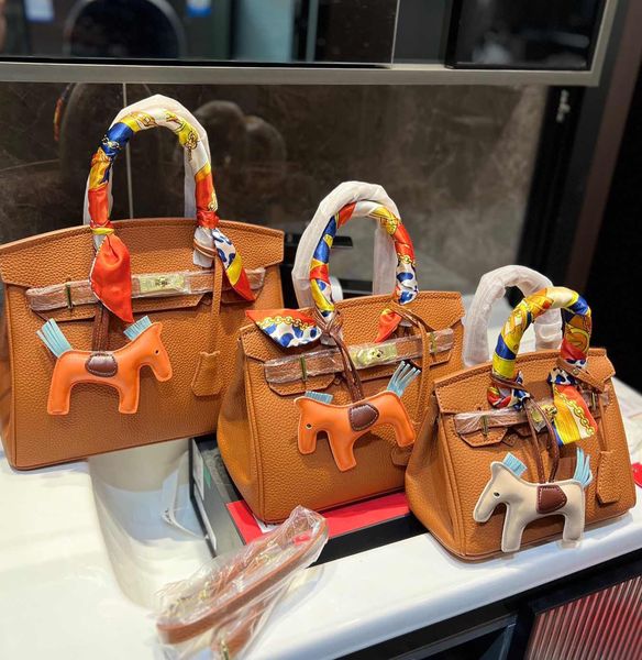 2023 handbags luxury designer bag totes womens shoulder bags large capacity cross body with small accessories leather handbags
2023 handbags luxury designer bag totes womens shoulder bags large capacity cross body with small accessories leather handbags
