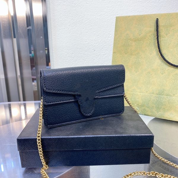 designer one shoulder crossbody bag double letter metal hardware with a sense of structure
designer one shoulder crossbody bag double letter metal hardware with a sense of structure