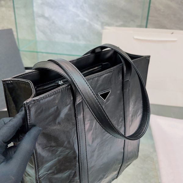 the tote bag designer bags women luxurys handbag designers womens fashion large capacity bookbags 230224
the tote bag designer bags women luxurys handbag designers womens fashion large capacity bookbags 230224