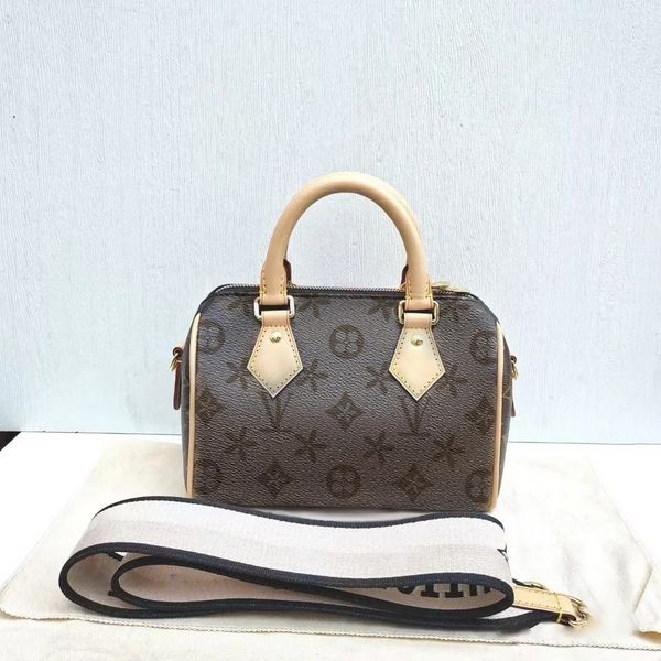 handbags nano speedy 20 25 m81085 shoulder bag leather clutch pochette womens mens luxurys designers bag hobo classic mini travel quality to
handbags nano speedy 20 25 m81085 shoulder bag leather clutch pochette womens mens luxurys designers bag hobo classic mini travel quality to