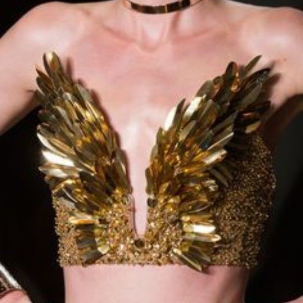 a beautiful model wearing a golden evening dress decorated with sequined feathers appeared at the latest launch of zuhair murad brand in 202, Black;pink
a beautiful model wearing a golden evening dress decorated with sequined feathers appeared at the latest launch of zuhair murad brand in 202, Black;pink