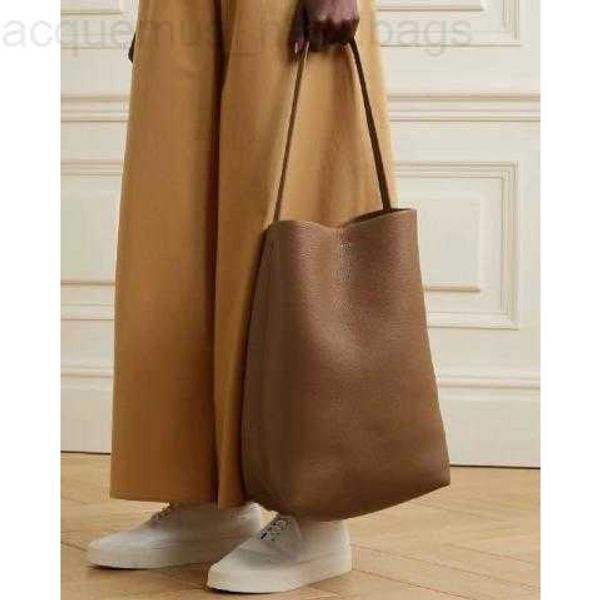 the row designer bags row tote bag cowhide large one shoulder tote bag travel leisure fashion simple wind bucket quality
the row designer bags row tote bag cowhide large one shoulder tote bag travel leisure fashion simple wind bucket quality