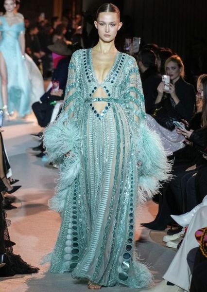 wearing a green evening dress with sequins and feathers at the latest launch of zuhair murad brand in 2023, Black;pink
wearing a green evening dress with sequins and feathers at the latest launch of zuhair murad brand in 2023, Black;pink