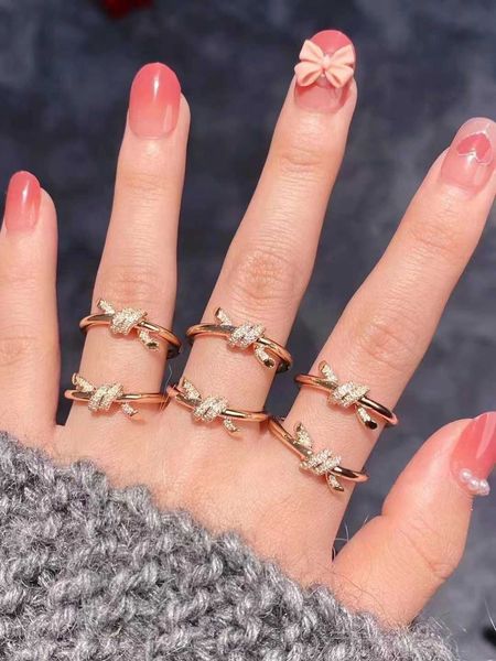 original v gold high-end kink knot ring tiffay inlaid diamond knot female 18k rose rope champagne color proposal with logo al07, Silver
original v gold high-end kink knot ring tiffay inlaid diamond knot female 18k rose rope champagne color proposal with logo al07, Silver