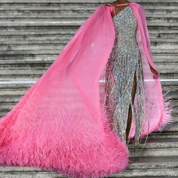 a beautiful model appeared in zuhair murad's latest press conference in a cloak-style evening dress with pink feathers., Black;pink
a beautiful model appeared in zuhair murad's latest press conference in a cloak-style evening dress with pink feathers., Black;pink