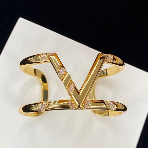 brand ring high-end luxury designer diamond letter women's fashion simple gift couple jewelry with box, Silver
brand ring high-end luxury designer diamond letter women's fashion simple gift couple jewelry with box, Silver