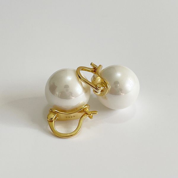 white shell pearls hoop huggie earrings 925 sterling silver earring hand-made designer vintage luxury jewelry accessories gift for women gol, Golden;silver
white shell pearls hoop huggie earrings 925 sterling silver earring hand-made designer vintage luxury jewelry accessories gift for women gol, Golden;silver