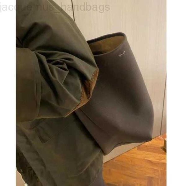 the row high-capacity bag leather bag small and versatile new tote bucket large capacity single shoulder bag
the row high-capacity bag leather bag small and versatile new tote bucket large capacity single shoulder bag