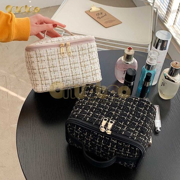 cosmetic bags cases knitting style cosmetic bag portable carryon makeup bag fashion large storage bag j230303
cosmetic bags cases knitting style cosmetic bag portable carryon makeup bag fashion large storage bag j230303