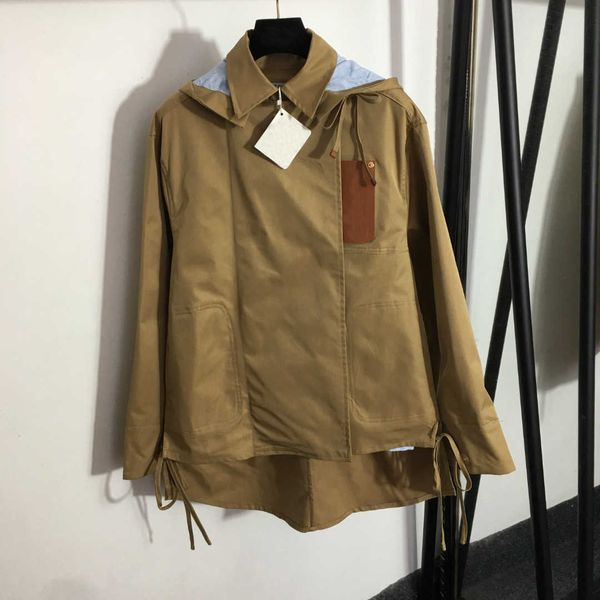 23ss designer brand women trench coat fashion splicing design short front long back lapel long sleeve hoodie short windbreaker coat the hat, Black;brown
23ss designer brand women trench coat fashion splicing design short front long back lapel long sleeve hoodie short windbreaker coat the hat, Black;brown