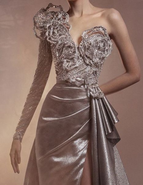 a high-waisted evening dress with with lace and pleats at the waist at the latest launch of zuhair murad brand in 2023., Black;pink
a high-waisted evening dress with with lace and pleats at the waist at the latest launch of zuhair murad brand in 2023., Black;pink
