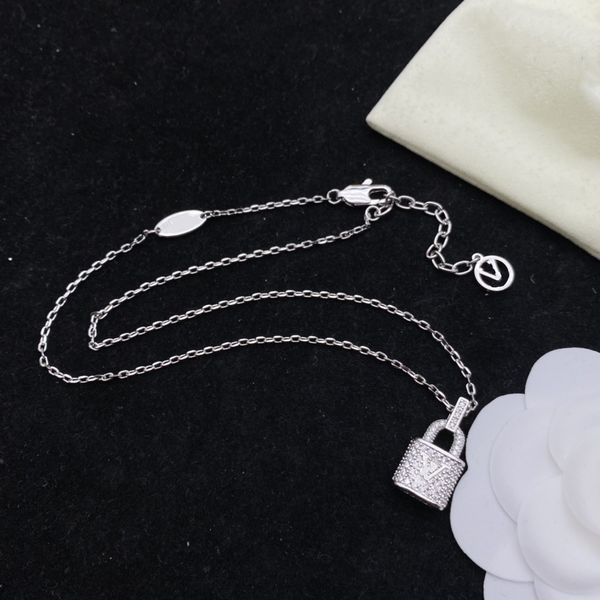 brand necklace brand earrings designer jewelry luxury silver lock set party accessories women's couple brand necklace with box
brand necklace brand earrings designer jewelry luxury silver lock set party accessories women's couple brand necklace with box