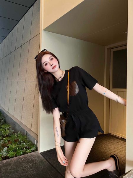23ss designer brand t-shirt shorts set women logo jacquard short sleeve shorts suit womens clothing, White
23ss designer brand t-shirt shorts set women logo jacquard short sleeve shorts suit womens clothing, White