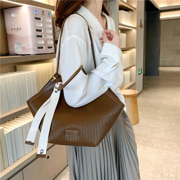 large pu leather shoulder bag for women 2023 fashion trend designer female handbags and purses solid color tote bags 230303
large pu leather shoulder bag for women 2023 fashion trend designer female handbags and purses solid color tote bags 230303