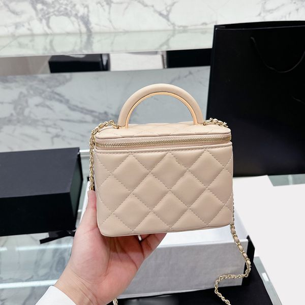 22a gold metal handle tote vanity box bag with mirror gold metal hardware matelasse chain crossbody sholder purse lambskin cosmetic case han
22a gold metal handle tote vanity box bag with mirror gold metal hardware matelasse chain crossbody sholder purse lambskin cosmetic case han