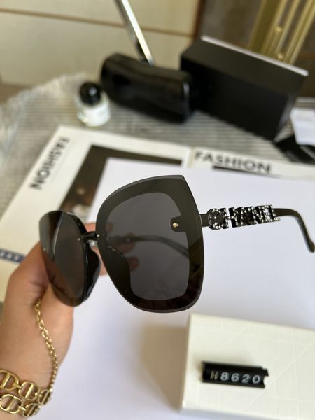 2023 luxury designer sunglasses woman eyeglasses outdoor shades pc frame fashion classic lady sun glasses mirrors for women 8620, White;black
2023 luxury designer sunglasses woman eyeglasses outdoor shades pc frame fashion classic lady sun glasses mirrors for women 8620, White;black