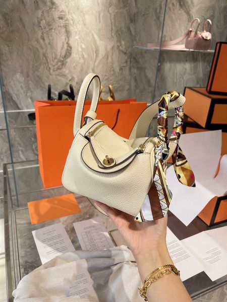 2023 new wallets quality female bag leather lindi gold buckle doctor shoulder portable lady messenger289v sdf om1w
2023 new wallets quality female bag leather lindi gold buckle doctor shoulder portable lady messenger289v sdf om1w