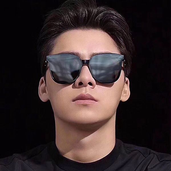 New fashion trend large frame polarized sunglasses, the same Korean version of sunglasses, women's street shooting sunglasses
New fashion trend large frame polarized sunglasses, the same Korean version of sunglasses, women's street shooting sunglasses