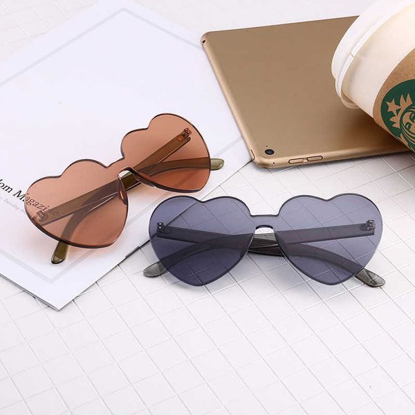 sunglasses 2018 one-piece peach-heart fashion trend love glasses, White;black
sunglasses 2018 one-piece peach-heart fashion trend love glasses, White;black