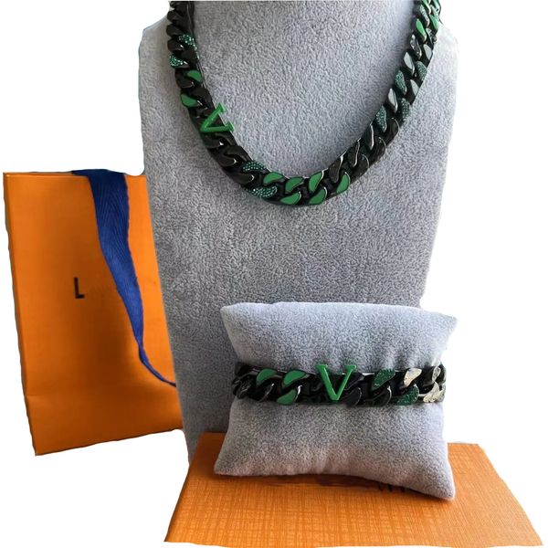 chokers necklaces titanium steel cuban link black green color diamond bracelets designer luxury letter v for men and womens jewellery bangle, Golden;silver
chokers necklaces titanium steel cuban link black green color diamond bracelets designer luxury letter v for men and womens jewellery bangle, Golden;silver