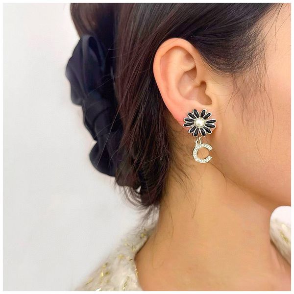 2023 luxury quality charm drop earring with diamond and black flower shape have box stamp ps3809, Golden
2023 luxury quality charm drop earring with diamond and black flower shape have box stamp ps3809, Golden