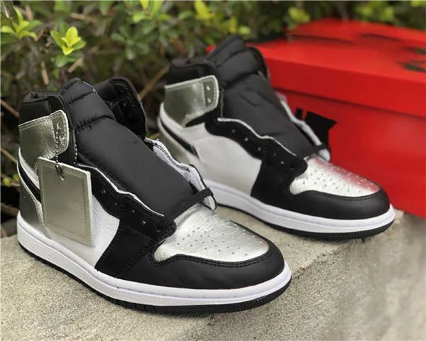 coming with box basketball shoes 2023 jumpman 1 high metallic silver black toes luxurys designers calf leather patch pattern men
coming with box basketball shoes 2023 jumpman 1 high metallic silver black toes luxurys designers calf leather patch pattern men