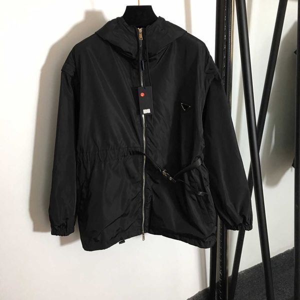 23ss designer brand trench coat women drawstring waist long sleeve hooded zipper trenchs coats fashion short windbreaker womens clothes, Black;brown
23ss designer brand trench coat women drawstring waist long sleeve hooded zipper trenchs coats fashion short windbreaker womens clothes, Black;brown
