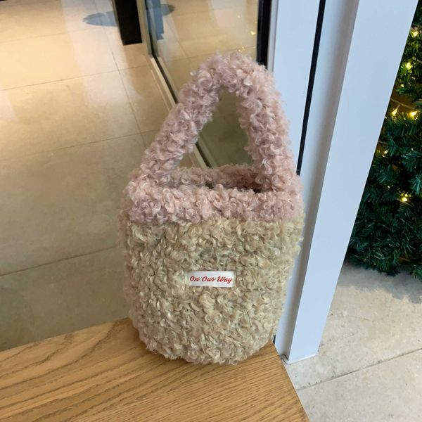 new faux fur tote bag for women 2023 winter soft furry plush crossbody bags designer handle handbags warm purses 230304 230220
new faux fur tote bag for women 2023 winter soft furry plush crossbody bags designer handle handbags warm purses 230304 230220