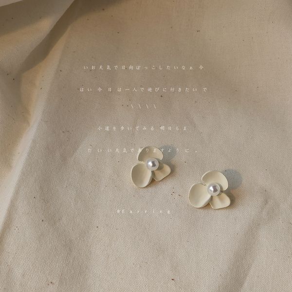 s3475 ins fashion jewelry enamel milk white three petals flower stud earrings for women s925 silver faux pearl cute earrings, Golden;silver
s3475 ins fashion jewelry enamel milk white three petals flower stud earrings for women s925 silver faux pearl cute earrings, Golden;silver