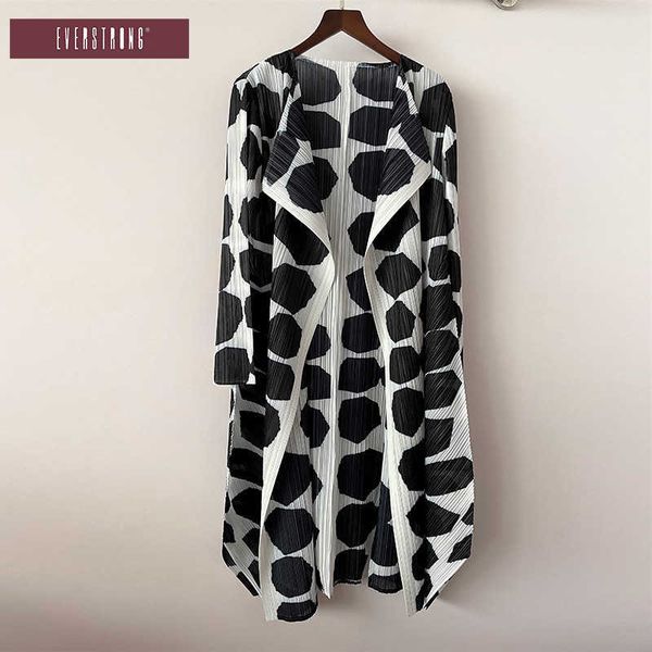 women's coatspring and autumn printed casual pleated black and white printed coat long sleeve lapel medium and long women's windbr, Tan;black
women's coatspring and autumn printed casual pleated black and white printed coat long sleeve lapel medium and long women's windbr, Tan;black