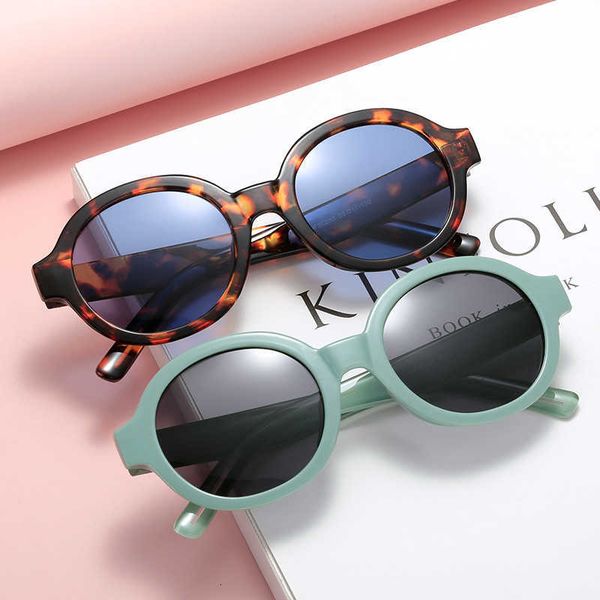 sunglasses 2021 new polarizing men's and women's fashion pin round frame street shooting sun visors, White;black
sunglasses 2021 new polarizing men's and women's fashion pin round frame street shooting sun visors, White;black