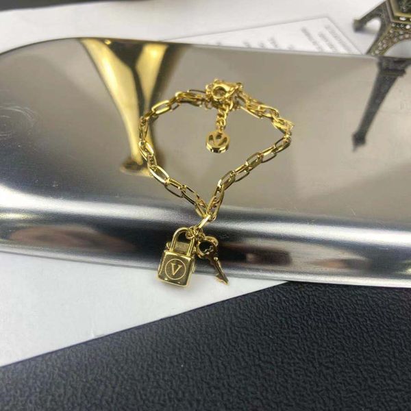 designer lock key titanium steel bracelet female letter fashion simple fashion jewelry wholesale, Golden;silver
designer lock key titanium steel bracelet female letter fashion simple fashion jewelry wholesale, Golden;silver