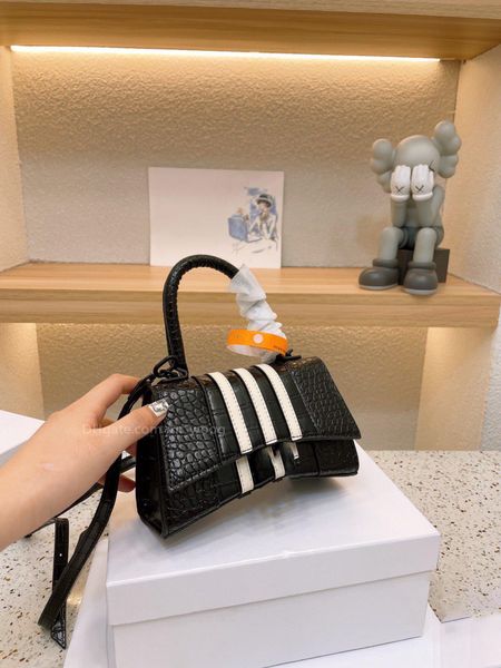 shopping bag 2023 new luxury designer women cross-body handbag black and white splicing 2 size optional 5a quality
shopping bag 2023 new luxury designer women cross-body handbag black and white splicing 2 size optional 5a quality