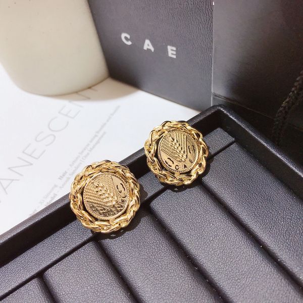 18k gold earrings stud designer love stamp earrings european luxury jewelry earring romantic couple accessories fashion versatile exquisite, Golden;silver
18k gold earrings stud designer love stamp earrings european luxury jewelry earring romantic couple accessories fashion versatile exquisite, Golden;silver
