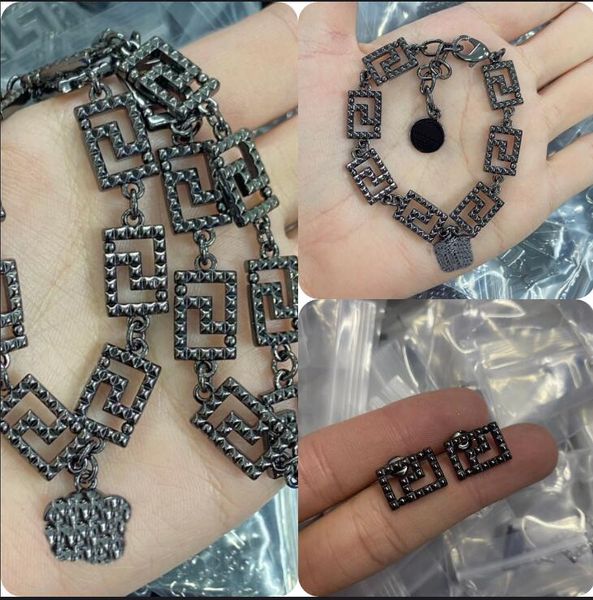fashion luxury designed necklaces bracelet sets banshee medusa head portrait heart-shaped pendant women/s jewelry gifts hms21 --001, Black
fashion luxury designed necklaces bracelet sets banshee medusa head portrait heart-shaped pendant women/s jewelry gifts hms21 --001, Black