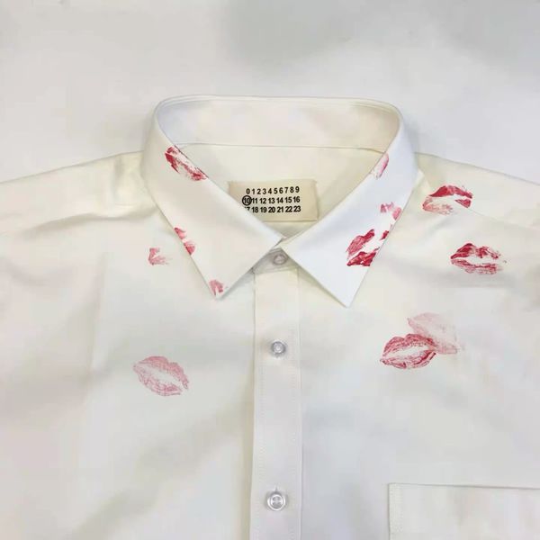 mm6 personality lip print shirt small design high street men and women lovers long sleeve high version, Black;brown
mm6 personality lip print shirt small design high street men and women lovers long sleeve high version, Black;brown