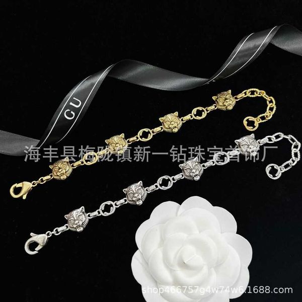 gold and silver two-color old head bracelet with letters women to enjoy year of the high-quality luxury jewelry
gold and silver two-color old head bracelet with letters women to enjoy year of the high-quality luxury jewelry