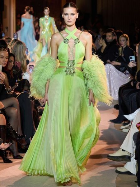 zuhair murad evening dress green dress decorated with sequins and feathers, Black;pink
zuhair murad evening dress green dress decorated with sequins and feathers, Black;pink