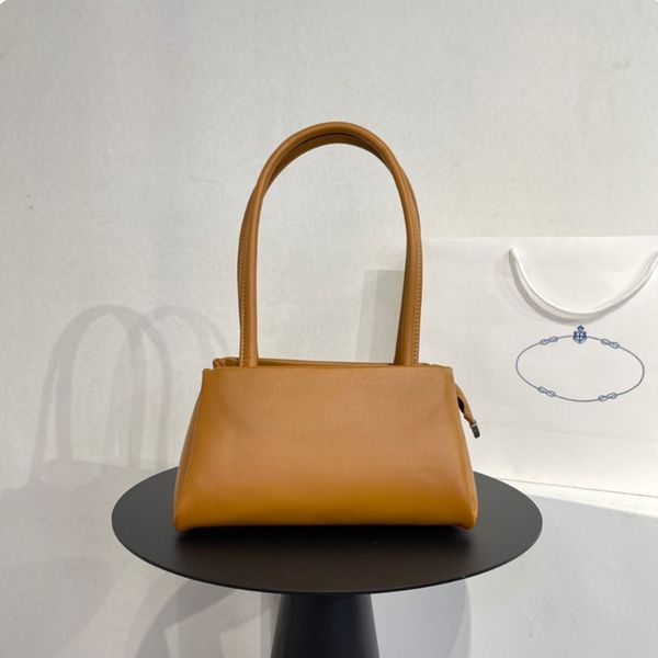 the woven texture of shoulder bag fabric is super good. the black cross handbag increases the handsome and cool feeling and can be slung sid
the woven texture of shoulder bag fabric is super good. the black cross handbag increases the handsome and cool feeling and can be slung sid