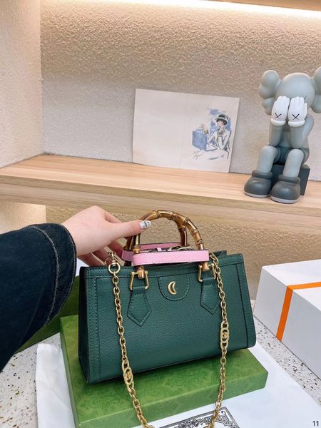 luxury bamboo handbag shoulder bag designer bag shopping bag latest series special hardware to enhance the overall texture equipped with lux
luxury bamboo handbag shoulder bag designer bag shopping bag latest series special hardware to enhance the overall texture equipped with lux
